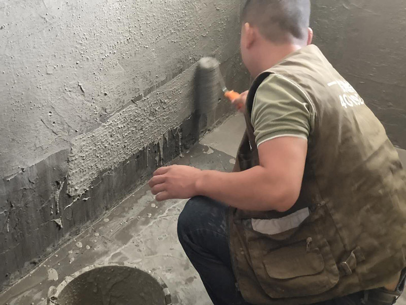 衛(wèi)生間防水工藝：1、基層處理：基層處理是衛(wèi)生間做防水的基礎(chǔ)工作，要找平地面，確保地面的平整干凈。如果地面有縫隙或者不平整的情況，后期可能會(huì)造成漏水等問題。 2、鋪貼涂料：鋪貼涂料時(shí)要做到用力均勻，不能漏刷、缺刷，避免脫落、開裂等，過于干燥的季節(jié)也不適宜做防水。涂刷的厚度小于1毫米比較好。 3、鋪保護(hù)層：做完防水涂層后一定要涂上表面防護(hù)涂料，對內(nèi)部材料起到保護(hù)的作用。鋪保護(hù)層與鋪防水涂料一樣要做到均勻、無裂痕、不脫落。 4、閉水試驗(yàn)：閉水實(shí)驗(yàn)是衛(wèi)生間做防水的最后一步，對防水施工進(jìn)行檢查。在防水層徹底干透后，在衛(wèi)生間蓄水24小時(shí)以上，看是否有漏水等現(xiàn)象。