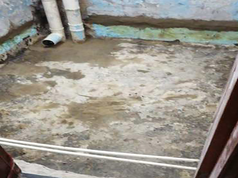 廁所防水重裝施工：使用毛刷、刮刀或鏟子等工具，將需重新做防水位置的基層清理干凈，原防水層凸起的顆粒和地上的浮灰垃圾都要清理干凈。做好基層準(zhǔn)備工作后，先使用閃凝漿料將防水層封堵開(kāi)槽管道縫，進(jìn)行填實(shí)抹平。對(duì)墻角、陰陽(yáng)角、管根、地漏等容易漏水的防水薄弱部位先進(jìn)行仔細(xì)均勻涂刷，使用滾刷進(jìn)行第一遍大面積涂刷防水涂料。