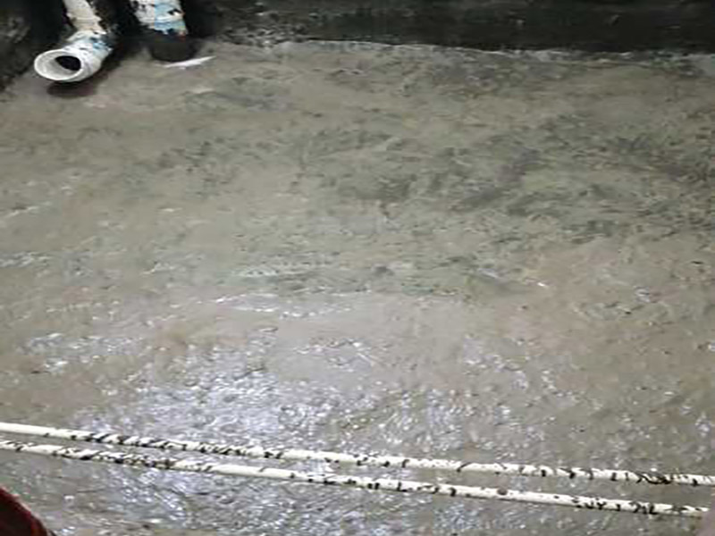 廁所防水重裝施工：使用毛刷、刮刀或鏟子等工具，將需重新做防水位置的基層清理干凈，原防水層凸起的顆粒和地上的浮灰垃圾都要清理干凈。做好基層準(zhǔn)備工作后，先使用閃凝漿料將防水層封堵開(kāi)槽管道縫，進(jìn)行填實(shí)抹平。對(duì)墻角、陰陽(yáng)角、管根、地漏等容易漏水的防水薄弱部位先進(jìn)行仔細(xì)均勻涂刷，使用滾刷進(jìn)行第一遍大面積涂刷防水涂料。