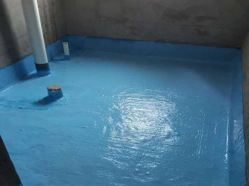 廁所防水重裝施工：使用毛刷、刮刀或鏟子等工具，將需重新做防水位置的基層清理干凈，原防水層凸起的顆粒和地上的浮灰垃圾都要清理干凈。做好基層準(zhǔn)備工作后，先使用閃凝漿料將防水層封堵開(kāi)槽管道縫，進(jìn)行填實(shí)抹平。對(duì)墻角、陰陽(yáng)角、管根、地漏等容易漏水的防水薄弱部位先進(jìn)行仔細(xì)均勻涂刷，使用滾刷進(jìn)行第一遍大面積涂刷防水涂料。