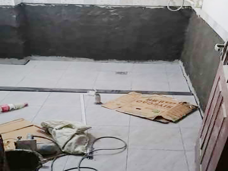 衛(wèi)生間貼磚裝修：先將所需材料準備好，然后將水泥與建筑膠混合拌勻，用鏟刀將其鏟到地面刮平再將瓷磚鋪上刀壓實，這樣按照這樣的方式自上而下或自左而右來進行貼磚即可。 衛(wèi)生間在進行貼瓷磚時，首先要注意的就是防水方面的問題。因此，必須要在鋪磚之前就把衛(wèi)生間墻面與地面的防水做好，這樣就能避免鋪磚之后出現(xiàn)滲水漏水的現(xiàn)象。 貼磚過程中不要為了防水就把瓷磚縫隙留的太小，這樣很容易導(dǎo)致瓷磚熱脹冷縮，最好將瓷磚擠壞，到時候再想貼瓷磚就非常困難了。 瓷磚在使用之前泡水是為了在鋪貼過程中，它的粘度會更加牢固，但要注意有些商家是允許剩余的瓷磚可以退款的，但是如果是泡水了的話，就不能退了，所以不要將所有的瓷磚都泡水。