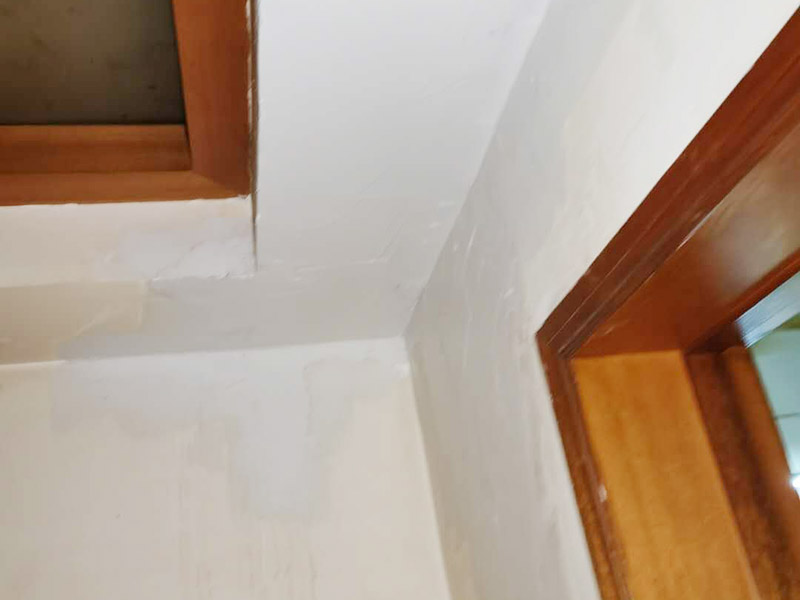 樓下水管漏水吊頂修補(bǔ)：先告知樓上的鄰居暫時(shí)不要用水，然后再來觀察水表的數(shù)據(jù)，如果水表一直在走，說明進(jìn)水管漏水，需要及時(shí)更換新的水管。樓上的鄰居可以持續(xù)往地漏放水，時(shí)間可以持續(xù)兩個(gè)小時(shí)左右，然后觀察樓下漏水是否嚴(yán)重，嚴(yán)重說明排水管漏水，及時(shí)更換新水管就OK。進(jìn)水管和排水管都沒有問題，肯定是防水層漏水。先關(guān)掉水閥，再把水管里的水放干，然后進(jìn)行閉水試驗(yàn)。防水層漏水可以選擇敲掉瓷磚重做防水來彌補(bǔ)。