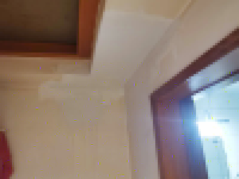 樓下水管漏水吊頂修補(bǔ)：先告知樓上的鄰居暫時(shí)不要用水，然后再來觀察水表的數(shù)據(jù)，如果水表一直在走，說明進(jìn)水管漏水，需要及時(shí)更換新的水管。樓上的鄰居可以持續(xù)往地漏放水，時(shí)間可以持續(xù)兩個(gè)小時(shí)左右，然后觀察樓下漏水是否嚴(yán)重，嚴(yán)重說明排水管漏水，及時(shí)更換新水管就OK。進(jìn)水管和排水管都沒有問題，肯定是防水層漏水。先關(guān)掉水閥，再把水管里的水放干，然后進(jìn)行閉水試驗(yàn)。防水層漏水可以選擇敲掉瓷磚重做防水來彌補(bǔ)。