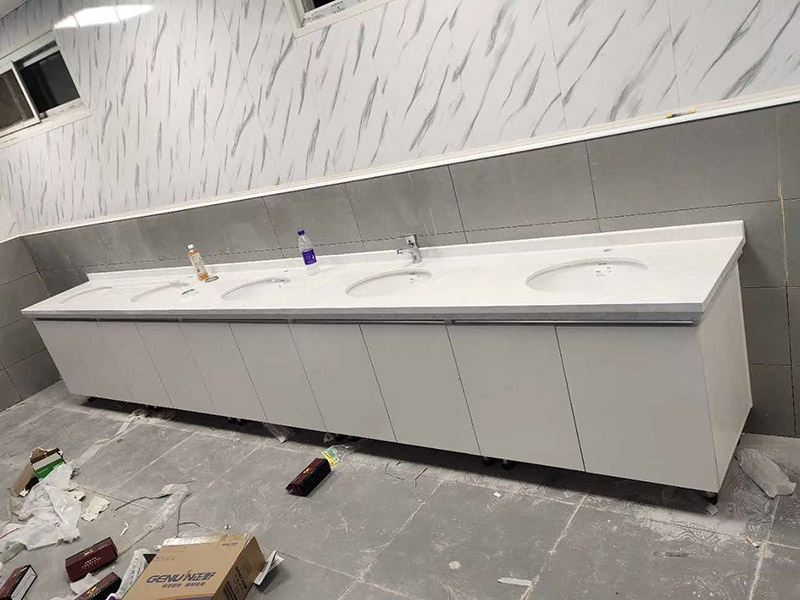 衛(wèi)生間馬桶臺(tái)盆安裝：首先要將臺(tái)盆安裝孔沿著切割線切割開(kāi)后剪下，而且要和臺(tái)盆的尺寸進(jìn)行確認(rèn)，只有復(fù)核才能確保臺(tái)盆正好安裝進(jìn)這個(gè)槽里。并且將開(kāi)孔圖復(fù)制在臺(tái)面上，用筆在要切割的臺(tái)面上面開(kāi)好孔線。將臺(tái)面開(kāi)孔開(kāi)好之后，就可以將臺(tái)面安裝好了，之后將臺(tái)盆放入臺(tái)面的切割孔內(nèi)，校正一下位置，并且用筆在臺(tái)盆的外邊緣在臺(tái)面上標(biāo)記出輪廓。再取下臺(tái)盆，按照要求安裝好水孔頭等裝置。最后將玻璃膠打在臺(tái)盆的邊緣線和切割面之間的臺(tái)面上，將臺(tái)盆壓平，并且將擠壓出去的玻璃膠擦拭干凈。等到玻璃膠干了以后，再連接進(jìn)水管和排水管，將所有的東西都安裝到位之后，再開(kāi)啟水龍頭檢查各個(gè)接口是不是滲漏。