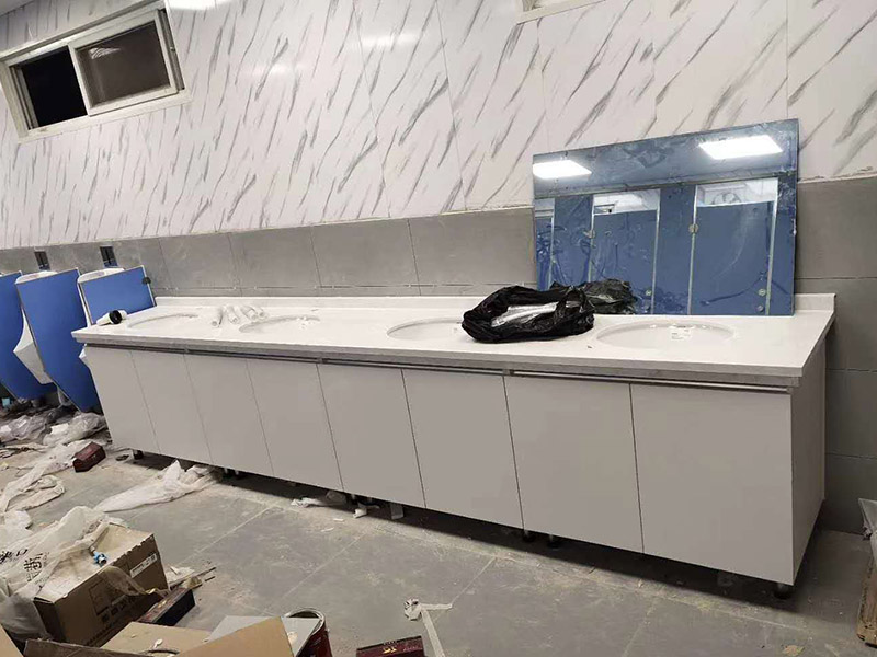 衛(wèi)生間馬桶臺(tái)盆安裝：首先要將臺(tái)盆安裝孔沿著切割線切割開(kāi)后剪下，而且要和臺(tái)盆的尺寸進(jìn)行確認(rèn)，只有復(fù)核才能確保臺(tái)盆正好安裝進(jìn)這個(gè)槽里。并且將開(kāi)孔圖復(fù)制在臺(tái)面上，用筆在要切割的臺(tái)面上面開(kāi)好孔線。將臺(tái)面開(kāi)孔開(kāi)好之后，就可以將臺(tái)面安裝好了，之后將臺(tái)盆放入臺(tái)面的切割孔內(nèi)，校正一下位置，并且用筆在臺(tái)盆的外邊緣在臺(tái)面上標(biāo)記出輪廓。再取下臺(tái)盆，按照要求安裝好水孔頭等裝置。最后將玻璃膠打在臺(tái)盆的邊緣線和切割面之間的臺(tái)面上，將臺(tái)盆壓平，并且將擠壓出去的玻璃膠擦拭干凈。等到玻璃膠干了以后，再連接進(jìn)水管和排水管，將所有的東西都安裝到位之后，再開(kāi)啟水龍頭檢查各個(gè)接口是不是滲漏。