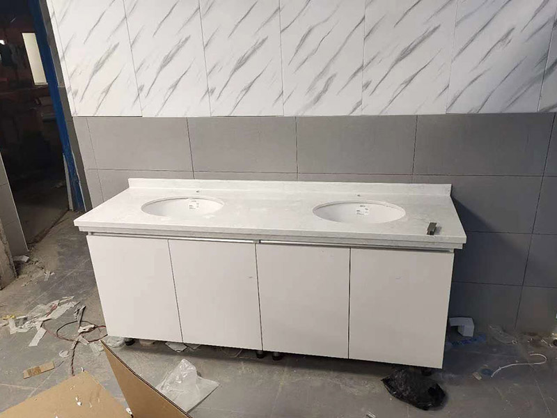 衛(wèi)生間馬桶臺(tái)盆安裝：首先要將臺(tái)盆安裝孔沿著切割線切割開(kāi)后剪下，而且要和臺(tái)盆的尺寸進(jìn)行確認(rèn)，只有復(fù)核才能確保臺(tái)盆正好安裝進(jìn)這個(gè)槽里。并且將開(kāi)孔圖復(fù)制在臺(tái)面上，用筆在要切割的臺(tái)面上面開(kāi)好孔線。將臺(tái)面開(kāi)孔開(kāi)好之后，就可以將臺(tái)面安裝好了，之后將臺(tái)盆放入臺(tái)面的切割孔內(nèi)，校正一下位置，并且用筆在臺(tái)盆的外邊緣在臺(tái)面上標(biāo)記出輪廓。再取下臺(tái)盆，按照要求安裝好水孔頭等裝置。最后將玻璃膠打在臺(tái)盆的邊緣線和切割面之間的臺(tái)面上，將臺(tái)盆壓平，并且將擠壓出去的玻璃膠擦拭干凈。等到玻璃膠干了以后，再連接進(jìn)水管和排水管，將所有的東西都安裝到位之后，再開(kāi)啟水龍頭檢查各個(gè)接口是不是滲漏。