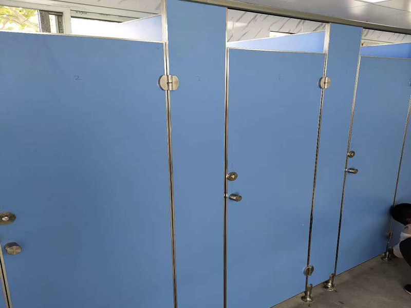 衛(wèi)生間馬桶臺(tái)盆安裝：首先要將臺(tái)盆安裝孔沿著切割線切割開(kāi)后剪下，而且要和臺(tái)盆的尺寸進(jìn)行確認(rèn)，只有復(fù)核才能確保臺(tái)盆正好安裝進(jìn)這個(gè)槽里。并且將開(kāi)孔圖復(fù)制在臺(tái)面上，用筆在要切割的臺(tái)面上面開(kāi)好孔線。將臺(tái)面開(kāi)孔開(kāi)好之后，就可以將臺(tái)面安裝好了，之后將臺(tái)盆放入臺(tái)面的切割孔內(nèi)，校正一下位置，并且用筆在臺(tái)盆的外邊緣在臺(tái)面上標(biāo)記出輪廓。再取下臺(tái)盆，按照要求安裝好水孔頭等裝置。最后將玻璃膠打在臺(tái)盆的邊緣線和切割面之間的臺(tái)面上，將臺(tái)盆壓平，并且將擠壓出去的玻璃膠擦拭干凈。等到玻璃膠干了以后，再連接進(jìn)水管和排水管，將所有的東西都安裝到位之后，再開(kāi)啟水龍頭檢查各個(gè)接口是不是滲漏。