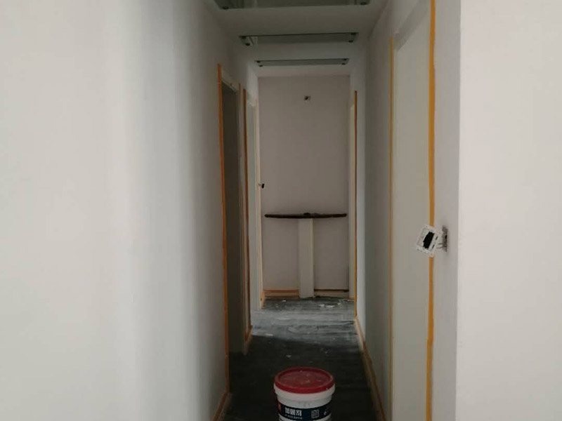 全屋墻面批刮膩子：刮膩子對不同的墻體有著不同的要求，像比較常見的混凝土的墻面，會出現(xiàn)一些氣孔與鼓起的現(xiàn)象，所以就要先把墻面修平整掉，磨平凸起處，填補凹陷處。如果是預(yù)制混凝土的墻面，那么它的表面層就會有一些砂礫與疙瘩的現(xiàn)象，這個時候就需要專業(yè)的施工人員，使用用鋼絲刷把墻面整體的刷一遍?；鶎幼龊锰幚砗螅瑝γ孢€是會有一些凹陷的地方，這個時候就可以用石膏膩子來補平。將石膏膩子壓實凹陷處，橫抹豎起的地方再重新刮一遍，這樣來確保墻面的平整。