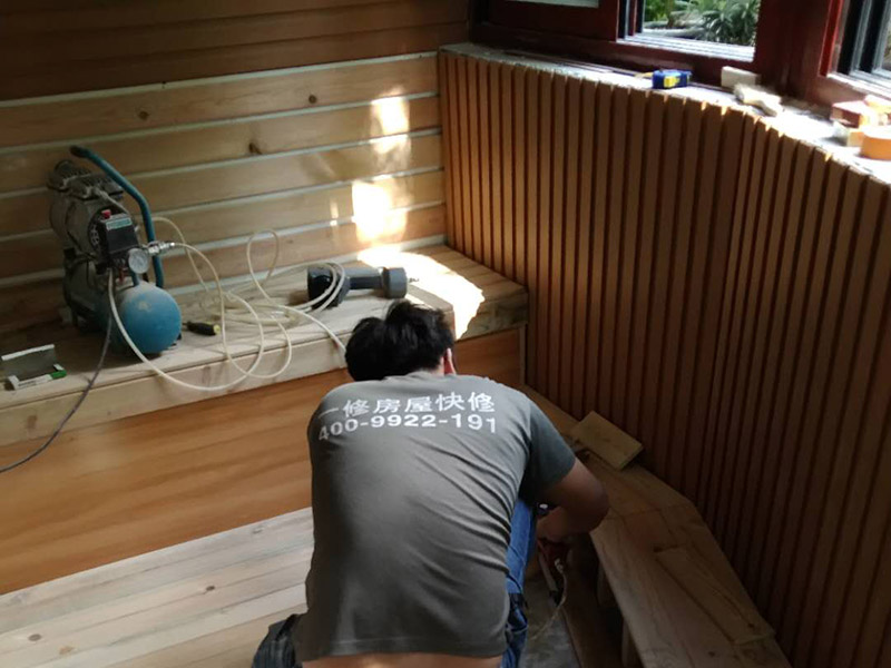 陽臺裝修施工:在家庭裝修的設(shè)計中，雙陽臺要分出主次，切忌&ldquo;一視同仁&rdquo;.與客廳、主臥相鄰的陽臺是主陽臺，功能以休閑為主。在裝飾材料的使用方面，也同客廳區(qū)別不大。較為常用的材料有強化木地板、地磚等，如果封閉做得好，還可以鋪地毯。墻面和頂部一般使用內(nèi)墻乳膠漆，品種和款式要與客廳、主臥相符。次陽臺一般與廚房相鄰，或與客廳、主臥外的房間相通。次陽臺的功用主要是儲物、晾衣等。因此，這個陽臺裝修時可以不封裝，地面要采用不怕水的防滑地磚，頂部和墻壁采用外墻涂料。為了方便儲物，次陽臺上可以安置幾個儲物柜，以便存放雜物。