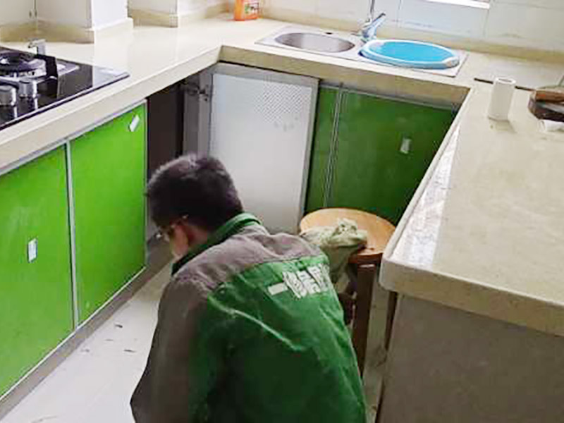 廚房局部改造：首先要固定上軌道。軌道前飾面與柜櫥表面在同一平面，上導(dǎo)軌平放在預(yù)留位置。然后，將兩扇門放入導(dǎo)軌，使用水平或垂直尺測(cè)量門框的垂直度，調(diào)整上下導(dǎo)軌位置并固定。再次檢查門體是否與兩面平行，我們可以調(diào)整底輪，調(diào)整門體，達(dá)到邊框和兩邊的水平；最后將防跳裝置固定好