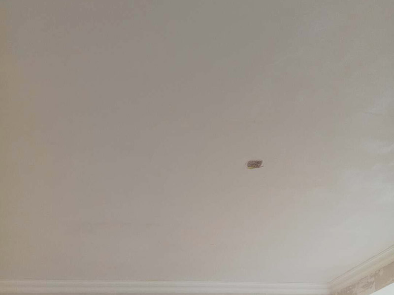 局部掛網(wǎng)刮膩?zhàn)樱?、先對墻面涂刷一遍界面劑；2、查看一下墻面有沒有裂縫的情況，如果有那么要利用白乳膠和牛皮紙，修復(fù)裂縫處；3，利用石膏對墻面不平整的地方進(jìn)行找平，保證墻面的平整誤差是在0.5公分以內(nèi)；4、將網(wǎng)格布按照從上到下、從左到右的順序平整的張貼在墻上；5、給墻面涂刷兩遍到三遍膩?zhàn)臃邸? width=