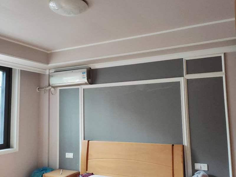 墻面乳膠漆粉刷造型：1、排刷是最省料，但比較費時間，當然慢工細活還是不錯的，墻面效果最后是平的。由于乳膠涂料干燥較快，每個刷涂面應盡量一次完成，否則易產(chǎn)生接痕。手動刷時，必須從一個點開始，按順序開始，不要東油一下，西油一下，這樣容易漏刷或者出來的效果會不均勻，難看。當手刷時，沾的油漆不要過多，剛好不會掉下來為好，否則容易刷墻出現(xiàn)&ldquo;落淚&rdquo;的現(xiàn)象。 2、棍刷進行滾的作業(yè)，在效果各方面都是比較普通的，浪費乳膠漆程度比較厲害，也不是效果最好，但是相對而言，這是性價比較高的施工方式。輥涂時，為避免輥子痕跡，搭接寬度為毛輥長度的1/4，一般輥涂兩遍，夏季其間隔應2小時以上，冬季可能需要多點時間。 3、噴槍的效果會比較好，會出現(xiàn)墻面的顆粒狀，比較自然，速度快，省時，但是不太容易修補。噴涂時手握噴槍要平穩(wěn)，噴嘴距離墻面距離最好是30-50厘米，不能太近或過遠。噴槍有規(guī)律地移動，橫、縱向呈S形涂墻面。一般每分鐘應在400~600毫米間勻速運動。要注意接茬部位顏色一致、厚薄均勻，且要防止漏噴、流淌。 4、批的效果最好，但最費料。不過，批的話可以不要太好的涂料，普通的乳膠漆批出來的效果也很好。