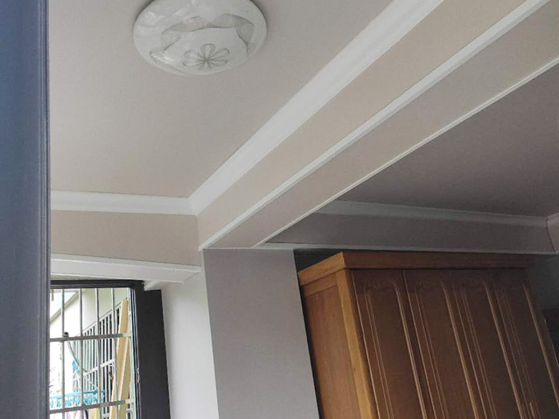 墻面乳膠漆粉刷造型：1、排刷是最省料，但比較費時間，當然慢工細活還是不錯的，墻面效果最后是平的。由于乳膠涂料干燥較快，每個刷涂面應盡量一次完成，否則易產(chǎn)生接痕。手動刷時，必須從一個點開始，按順序開始，不要東油一下，西油一下，這樣容易漏刷或者出來的效果會不均勻，難看。當手刷時，沾的油漆不要過多，剛好不會掉下來為好，否則容易刷墻出現(xiàn)&ldquo;落淚&rdquo;的現(xiàn)象。 2、棍刷進行滾的作業(yè)，在效果各方面都是比較普通的，浪費乳膠漆程度比較厲害，也不是效果最好，但是相對而言，這是性價比較高的施工方式。輥涂時，為避免輥子痕跡，搭接寬度為毛輥長度的1/4，一般輥涂兩遍，夏季其間隔應2小時以上，冬季可能需要多點時間。 3、噴槍的效果會比較好，會出現(xiàn)墻面的顆粒狀，比較自然，速度快，省時，但是不太容易修補。噴涂時手握噴槍要平穩(wěn)，噴嘴距離墻面距離最好是30-50厘米，不能太近或過遠。噴槍有規(guī)律地移動，橫、縱向呈S形涂墻面。一般每分鐘應在400~600毫米間勻速運動。要注意接茬部位顏色一致、厚薄均勻，且要防止漏噴、流淌。 4、批的效果最好，但最費料。不過，批的話可以不要太好的涂料，普通的乳膠漆批出來的效果也很好。