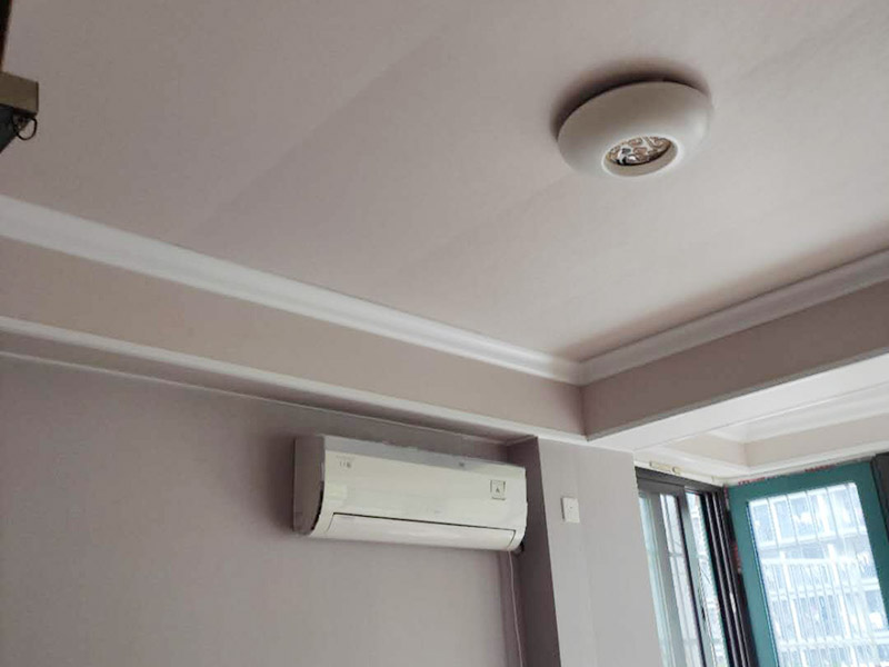 墻面乳膠漆粉刷造型：1、排刷是最省料，但比較費時間，當然慢工細活還是不錯的，墻面效果最后是平的。由于乳膠涂料干燥較快，每個刷涂面應盡量一次完成，否則易產(chǎn)生接痕。手動刷時，必須從一個點開始，按順序開始，不要東油一下，西油一下，這樣容易漏刷或者出來的效果會不均勻，難看。當手刷時，沾的油漆不要過多，剛好不會掉下來為好，否則容易刷墻出現(xiàn)&ldquo;落淚&rdquo;的現(xiàn)象。 2、棍刷進行滾的作業(yè)，在效果各方面都是比較普通的，浪費乳膠漆程度比較厲害，也不是效果最好，但是相對而言，這是性價比較高的施工方式。輥涂時，為避免輥子痕跡，搭接寬度為毛輥長度的1/4，一般輥涂兩遍，夏季其間隔應2小時以上，冬季可能需要多點時間。 3、噴槍的效果會比較好，會出現(xiàn)墻面的顆粒狀，比較自然，速度快，省時，但是不太容易修補。噴涂時手握噴槍要平穩(wěn)，噴嘴距離墻面距離最好是30-50厘米，不能太近或過遠。噴槍有規(guī)律地移動，橫、縱向呈S形涂墻面。一般每分鐘應在400~600毫米間勻速運動。要注意接茬部位顏色一致、厚薄均勻，且要防止漏噴、流淌。 4、批的效果最好，但最費料。不過，批的話可以不要太好的涂料，普通的乳膠漆批出來的效果也很好。