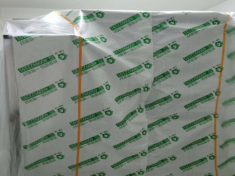 全屋成品保護(hù)：入戶門扇用公司統(tǒng)一的門貼進(jìn)行全面包裹保護(hù)，用透明膠帶將保護(hù)膜粘貼牢固平整。 用標(biāo)準(zhǔn)保護(hù)膜將門框三面保護(hù)完整并固定牢固。 工程完工后拆除保護(hù)膜時(shí)如果有粘貼時(shí)的膠痕，應(yīng)用酒精或?qū)Ｓ玫那逦蹌┣宄z痕。 潔具安裝后將其用原包裝紙箱進(jìn)行封閉或用闊達(dá)標(biāo)準(zhǔn)保護(hù)膜包裹嚴(yán)密。 花灑、龍頭等潔具五金用原產(chǎn)品配套的保護(hù)膜進(jìn)行包裹或用成品保護(hù)膜包裹嚴(yán)密。 木地板施工前，將地面用吸塵器清理干凈。 木地板施工后，用產(chǎn)品自帶的防潮墊或標(biāo)準(zhǔn)保護(hù)在通道鋪貼進(jìn)行保護(hù)。