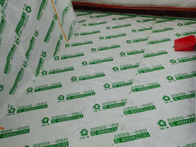 全屋成品保護(hù)：入戶門扇用公司統(tǒng)一的門貼進(jìn)行全面包裹保護(hù)，用透明膠帶將保護(hù)膜粘貼牢固平整。 用標(biāo)準(zhǔn)保護(hù)膜將門框三面保護(hù)完整并固定牢固。 工程完工后拆除保護(hù)膜時(shí)如果有粘貼時(shí)的膠痕，應(yīng)用酒精或?qū)Ｓ玫那逦蹌┣宄z痕。 潔具安裝后將其用原包裝紙箱進(jìn)行封閉或用闊達(dá)標(biāo)準(zhǔn)保護(hù)膜包裹嚴(yán)密。 花灑、龍頭等潔具五金用原產(chǎn)品配套的保護(hù)膜進(jìn)行包裹或用成品保護(hù)膜包裹嚴(yán)密。 木地板施工前，將地面用吸塵器清理干凈。 木地板施工后，用產(chǎn)品自帶的防潮墊或標(biāo)準(zhǔn)保護(hù)在通道鋪貼進(jìn)行保護(hù)。