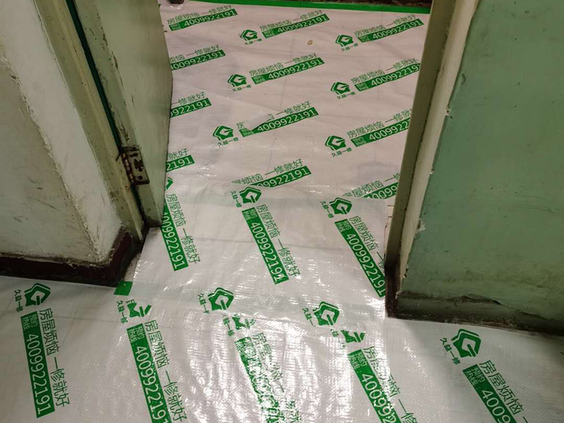 全屋成品保護(hù)：入戶門扇用公司統(tǒng)一的門貼進(jìn)行全面包裹保護(hù)，用透明膠帶將保護(hù)膜粘貼牢固平整。 用標(biāo)準(zhǔn)保護(hù)膜將門框三面保護(hù)完整并固定牢固。 工程完工后拆除保護(hù)膜時(shí)如果有粘貼時(shí)的膠痕，應(yīng)用酒精或?qū)Ｓ玫那逦蹌┣宄z痕。 潔具安裝后將其用原包裝紙箱進(jìn)行封閉或用闊達(dá)標(biāo)準(zhǔn)保護(hù)膜包裹嚴(yán)密。 花灑、龍頭等潔具五金用原產(chǎn)品配套的保護(hù)膜進(jìn)行包裹或用成品保護(hù)膜包裹嚴(yán)密。 木地板施工前，將地面用吸塵器清理干凈。 木地板施工后，用產(chǎn)品自帶的防潮墊或標(biāo)準(zhǔn)保護(hù)在通道鋪貼進(jìn)行保護(hù)。