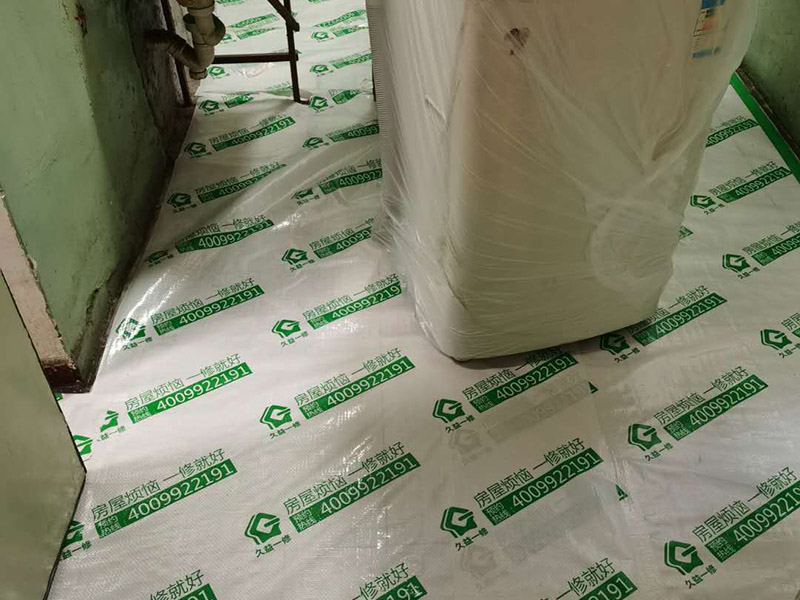 全屋成品保護(hù)：入戶門扇用公司統(tǒng)一的門貼進(jìn)行全面包裹保護(hù)，用透明膠帶將保護(hù)膜粘貼牢固平整。 用標(biāo)準(zhǔn)保護(hù)膜將門框三面保護(hù)完整并固定牢固。 工程完工后拆除保護(hù)膜時(shí)如果有粘貼時(shí)的膠痕，應(yīng)用酒精或?qū)Ｓ玫那逦蹌┣宄z痕。 潔具安裝后將其用原包裝紙箱進(jìn)行封閉或用闊達(dá)標(biāo)準(zhǔn)保護(hù)膜包裹嚴(yán)密。 花灑、龍頭等潔具五金用原產(chǎn)品配套的保護(hù)膜進(jìn)行包裹或用成品保護(hù)膜包裹嚴(yán)密。 木地板施工前，將地面用吸塵器清理干凈。 木地板施工后，用產(chǎn)品自帶的防潮墊或標(biāo)準(zhǔn)保護(hù)在通道鋪貼進(jìn)行保護(hù)。