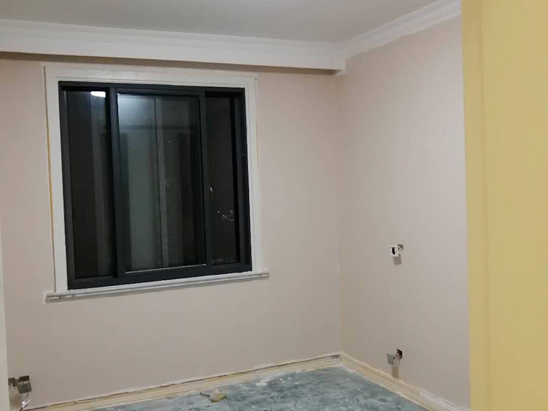 墻面乳膠漆粉刷：首先，我們先開始刷底漆，讓其起到一個(gè)改善墻面表層屬性以增強(qiáng)墻面吸附力的作用，之后在上漆效果會更好; 在施工時(shí)，如果你覺得墻面還是不夠細(xì)膩，仍然有一些小顆粒的話，你可以用600#的水砂輕微的清理一下墻面; 第一遍油漆刷完之后，隔2-4小時(shí)再刷一次，之后也是這樣循環(huán)。有的小伙伴會說，時(shí)間概念不強(qiáng)，那可以用手指去壓一下，沒有粘稠感的話，就可以再次上漆了。