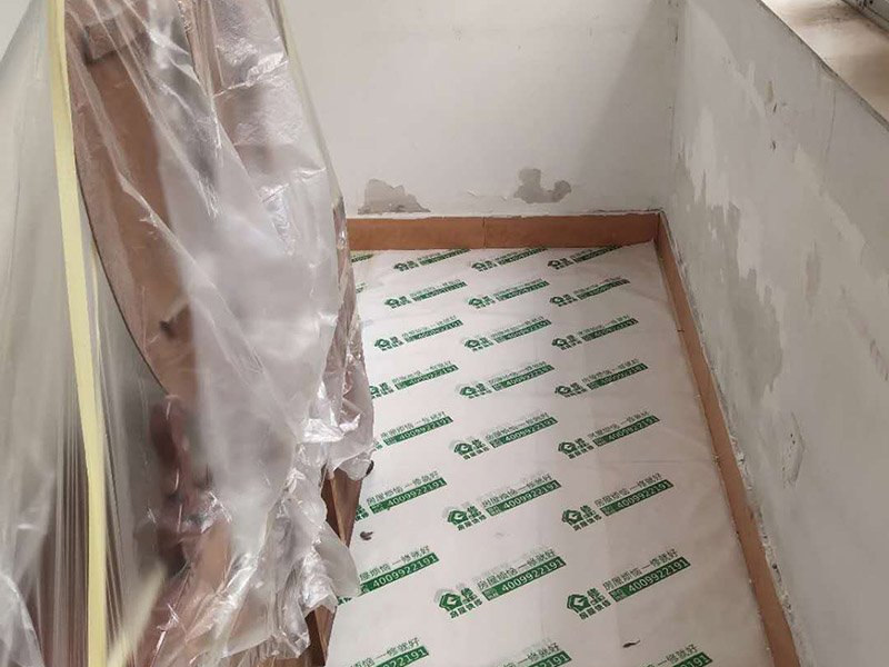 地板家具成品保護：各類裝修物料的進場、建筑裝修垃圾的清理都必須經(jīng)過入戶門。在對物品進行搬運時，難免會與入戶門發(fā)生磕碰及摩擦。水電改造是基礎(chǔ)裝修，水電裝修的質(zhì)量好壞，直接決定著后期的施工和使用。因此，在進行水電改造時，同樣需要做好成品保護工作。水電改造完成后，應(yīng)當(dāng)對各種管線進行規(guī)范的固定，以防脫落;對裸露的線頭要進行包裹，以防發(fā)生觸電的危險;做好地面裸線管的固定和保護，防止被踩壞。同時，在搬運物料時，也不要破壞地面鋪設(shè)的管線。進行裝修施工時，磁環(huán)邊鋪邊勾縫，在崗鋪設(shè)的瓷磚、地板上堆放雜物、走動踩踏，地板沒有使用成品保護膜覆蓋等都會影響瓷磚及地板的鋪貼效果，使瓷磚出現(xiàn)施工質(zhì)量問題。