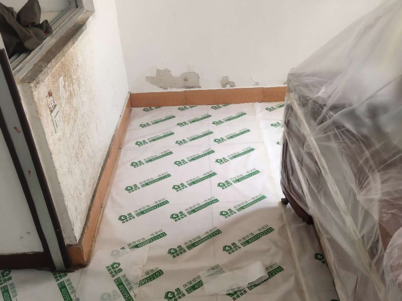 地板家具成品保護：各類裝修物料的進場、建筑裝修垃圾的清理都必須經(jīng)過入戶門。在對物品進行搬運時，難免會與入戶門發(fā)生磕碰及摩擦。水電改造是基礎(chǔ)裝修，水電裝修的質(zhì)量好壞，直接決定著后期的施工和使用。因此，在進行水電改造時，同樣需要做好成品保護工作。水電改造完成后，應(yīng)當(dāng)對各種管線進行規(guī)范的固定，以防脫落;對裸露的線頭要進行包裹，以防發(fā)生觸電的危險;做好地面裸線管的固定和保護，防止被踩壞。同時，在搬運物料時，也不要破壞地面鋪設(shè)的管線。進行裝修施工時，磁環(huán)邊鋪邊勾縫，在崗鋪設(shè)的瓷磚、地板上堆放雜物、走動踩踏，地板沒有使用成品保護膜覆蓋等都會影響瓷磚及地板的鋪貼效果，使瓷磚出現(xiàn)施工質(zhì)量問題。