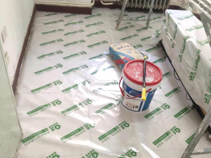 地板家具成品保護：各類裝修物料的進場、建筑裝修垃圾的清理都必須經(jīng)過入戶門。在對物品進行搬運時，難免會與入戶門發(fā)生磕碰及摩擦。水電改造是基礎(chǔ)裝修，水電裝修的質(zhì)量好壞，直接決定著后期的施工和使用。因此，在進行水電改造時，同樣需要做好成品保護工作。水電改造完成后，應(yīng)當(dāng)對各種管線進行規(guī)范的固定，以防脫落;對裸露的線頭要進行包裹，以防發(fā)生觸電的危險;做好地面裸線管的固定和保護，防止被踩壞。同時，在搬運物料時，也不要破壞地面鋪設(shè)的管線。進行裝修施工時，磁環(huán)邊鋪邊勾縫，在崗鋪設(shè)的瓷磚、地板上堆放雜物、走動踩踏，地板沒有使用成品保護膜覆蓋等都會影響瓷磚及地板的鋪貼效果，使瓷磚出現(xiàn)施工質(zhì)量問題。