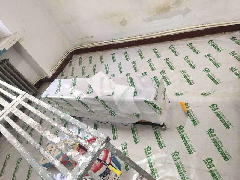 地板家具成品保護：各類裝修物料的進場、建筑裝修垃圾的清理都必須經(jīng)過入戶門。在對物品進行搬運時，難免會與入戶門發(fā)生磕碰及摩擦。水電改造是基礎(chǔ)裝修，水電裝修的質(zhì)量好壞，直接決定著后期的施工和使用。因此，在進行水電改造時，同樣需要做好成品保護工作。水電改造完成后，應(yīng)當(dāng)對各種管線進行規(guī)范的固定，以防脫落;對裸露的線頭要進行包裹，以防發(fā)生觸電的危險;做好地面裸線管的固定和保護，防止被踩壞。同時，在搬運物料時，也不要破壞地面鋪設(shè)的管線。進行裝修施工時，磁環(huán)邊鋪邊勾縫，在崗鋪設(shè)的瓷磚、地板上堆放雜物、走動踩踏，地板沒有使用成品保護膜覆蓋等都會影響瓷磚及地板的鋪貼效果，使瓷磚出現(xiàn)施工質(zhì)量問題。