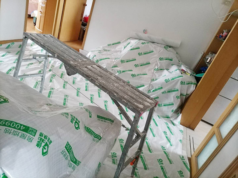 客廳頂部鏟除重做:1.把屋面的涂料層連帶基層一起鏟掉，2.刮底層石膏找平3.刮墻面膩?zhàn)釉僬移?.用砂紙把屋面打麼平整 5，刷抗堿底漆 6，刷面漆找專業(yè)的油漆工讓他幫助你完成此項(xiàng)作業(yè) 頂部清理、涂刷白乳膠、刮粉刷石膏3遍、刮膩?zhàn)?遍、砂紙打磨、刷乳膠漆2遍。