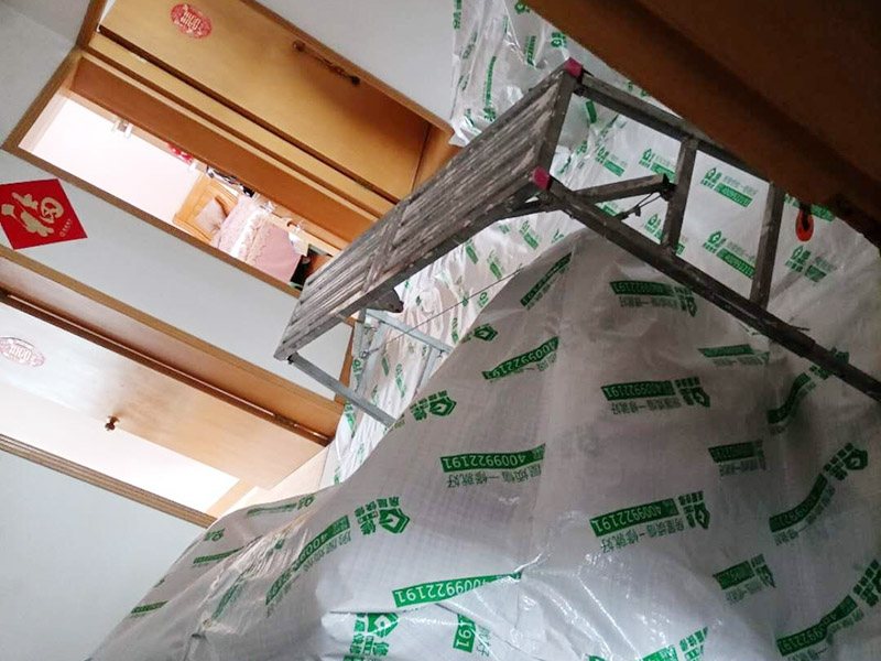 客廳頂部鏟除重做:1.把屋面的涂料層連帶基層一起鏟掉，2.刮底層石膏找平3.刮墻面膩?zhàn)釉僬移?.用砂紙把屋面打麼平整 5，刷抗堿底漆 6，刷面漆找專業(yè)的油漆工讓他幫助你完成此項(xiàng)作業(yè) 頂部清理、涂刷白乳膠、刮粉刷石膏3遍、刮膩?zhàn)?遍、砂紙打磨、刷乳膠漆2遍。