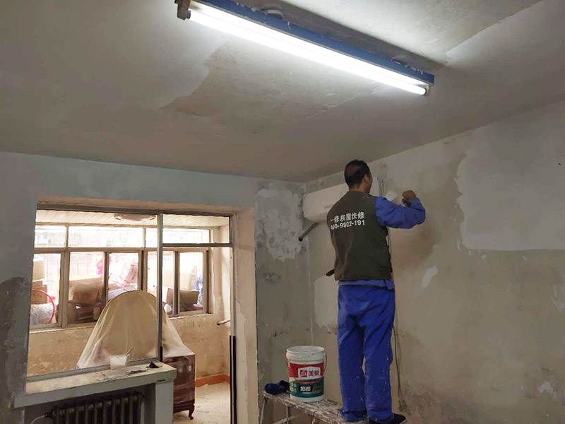 墻面刮膩?zhàn)铀⑵幔涸谶M(jìn)行刮膩?zhàn)铀Φ臅r候，首先需要將空間中的物品進(jìn)行搬移，如果物品不方便搬運(yùn)的話，則需要使用專門的保護(hù)膜進(jìn)行覆蓋，以免施工造成油漆滴落到物品上，地面則需要報(bào)紙或硬紙殼來進(jìn)行遮擋。 需要對施工區(qū)域進(jìn)行基層處理，將墻面脫落或是翹起的地方進(jìn)行逐步清理，并使用水泥砂漿來進(jìn)行填補(bǔ)，如果出現(xiàn)大面積的問題，建議墻皮全部鏟除干凈。有裂縫的地方，可以直接在上面鋪貼網(wǎng)格布，進(jìn)行防裂處理，以免日后再次開裂?；鶎忧謇砀蓛艉?，則需要進(jìn)行界面劑的涂刷工作，這是為了增加膩?zhàn)雍突鶎拥恼辰Y(jié)效果，一定要刷均勻仔細(xì)，不放過邊角。 刮膩?zhàn)邮菫榱俗寜γ娓铀焦饣?，如果購買的是成品的膩?zhàn)?，直接加入清水?dāng)嚢杈涂梢允褂昧?。需要注意的是膩?zhàn)拥耐抗螒?yīng)均勻，保持薄厚一致，不平整的地方可以多刮幾遍，讓區(qū)域平整。膩?zhàn)油抗魏煤?，還需要使用砂紙來進(jìn)行打磨，應(yīng)用燈光照射來進(jìn)行打磨，這樣方便查看施工區(qū)域的平整度。