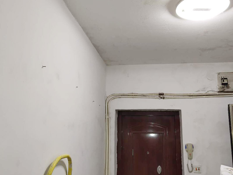 墻面刮膩?zhàn)铀⑵幔涸谶M(jìn)行刮膩?zhàn)铀Φ臅r候，首先需要將空間中的物品進(jìn)行搬移，如果物品不方便搬運(yùn)的話，則需要使用專門的保護(hù)膜進(jìn)行覆蓋，以免施工造成油漆滴落到物品上，地面則需要報(bào)紙或硬紙殼來進(jìn)行遮擋。 需要對施工區(qū)域進(jìn)行基層處理，將墻面脫落或是翹起的地方進(jìn)行逐步清理，并使用水泥砂漿來進(jìn)行填補(bǔ)，如果出現(xiàn)大面積的問題，建議墻皮全部鏟除干凈。有裂縫的地方，可以直接在上面鋪貼網(wǎng)格布，進(jìn)行防裂處理，以免日后再次開裂?；鶎忧謇砀蓛艉?，則需要進(jìn)行界面劑的涂刷工作，這是為了增加膩?zhàn)雍突鶎拥恼辰Y(jié)效果，一定要刷均勻仔細(xì)，不放過邊角。 刮膩?zhàn)邮菫榱俗寜γ娓铀焦饣?，如果購買的是成品的膩?zhàn)樱苯蛹尤肭逅當(dāng)嚢杈涂梢允褂昧?。需要注意的是膩?zhàn)拥耐抗螒?yīng)均勻，保持薄厚一致，不平整的地方可以多刮幾遍，讓區(qū)域平整。膩?zhàn)油抗魏煤?，還需要使用砂紙來進(jìn)行打磨，應(yīng)用燈光照射來進(jìn)行打磨，這樣方便查看施工區(qū)域的平整度。