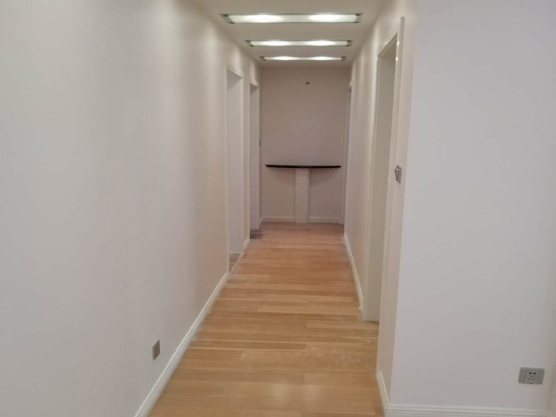 【成都地板劃痕修復(fù)】木地板不小心被劃了，用地板補(bǔ)漆筆可以修