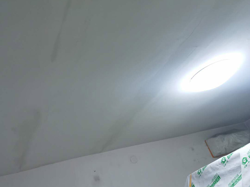 天花板墻面修補(bǔ)：如大面積出現(xiàn)裂縫的話，將du開(kāi)裂處墻面基底鑿成&ldquo;U&rdquo;型狀，&ldquo;U&rdquo;型槽間距大于20CM以上，并對(duì)鑿好的基底進(jìn)行鑿毛處理，再掛鋼絲網(wǎng)。然后造在采用帶有彈性的裝飾材料對(duì)裂縫處涂刷，彌補(bǔ)墻壁裂縫問(wèn)題。 把開(kāi)裂的漆膜部分鏟掉，用彈性膩?zhàn)影蚜芽p填平； 使用彈性墻面漆進(jìn)行施工，對(duì)于吸水性過(guò)強(qiáng)的基層需用底漆進(jìn)行處理；避免在溫度較高及濕度太低的情況下施工； 涂刷時(shí)漆膜不能太厚。噴涂時(shí)注意避免霧化過(guò)度。