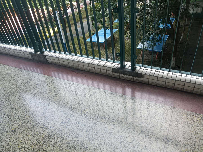 欄桿地磚修補維修：沿瓷磚四周邊緣清除嵌縫白水泥，小心地用小鑿子把破損的瓷磚清理干凈。又不想將四周瓷磚都換下，則可用裁玻璃的刀刻畫瓷磚的中間，將中間那部分瓷磚先鑿下來，然后用較鋒利的鋼鑿慢慢地將四周邊緣的碎瓷塊修理干凈。 2、瓷磚剝落后，底部的水泥砂漿將用鋼鑿子鑿開，而力不能太重，否則其他完好的瓦片就會破碎。除塵后，將水應用于濕表面。 3、瓷磚瓷磚應先浸濕，在瓷磚背面吹一層107膠泥后，，然后用力按壓，并檢查新貼的瓷磚是否與所有圓形瓷磚齊平。 4、新瓷磚的接縫應該用白色的水泥漿糊填充，并在瓷磚表面去除多余的水泥漿。