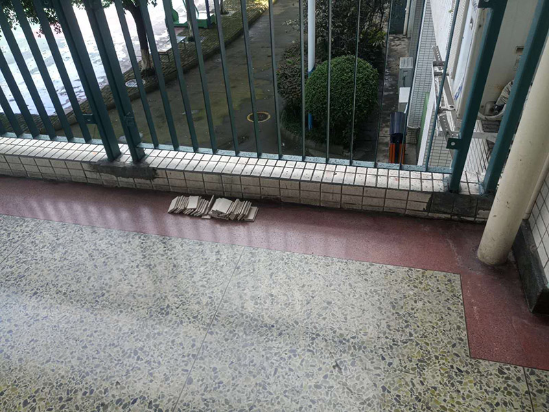 欄桿地磚修補維修：沿瓷磚四周邊緣清除嵌縫白水泥，小心地用小鑿子把破損的瓷磚清理干凈。又不想將四周瓷磚都換下，則可用裁玻璃的刀刻畫瓷磚的中間，將中間那部分瓷磚先鑿下來，然后用較鋒利的鋼鑿慢慢地將四周邊緣的碎瓷塊修理干凈。 2、瓷磚剝落后，底部的水泥砂漿將用鋼鑿子鑿開，而力不能太重，否則其他完好的瓦片就會破碎。除塵后，將水應用于濕表面。 3、瓷磚瓷磚應先浸濕，在瓷磚背面吹一層107膠泥后，，然后用力按壓，并檢查新貼的瓷磚是否與所有圓形瓷磚齊平。 4、新瓷磚的接縫應該用白色的水泥漿糊填充，并在瓷磚表面去除多余的水泥漿。