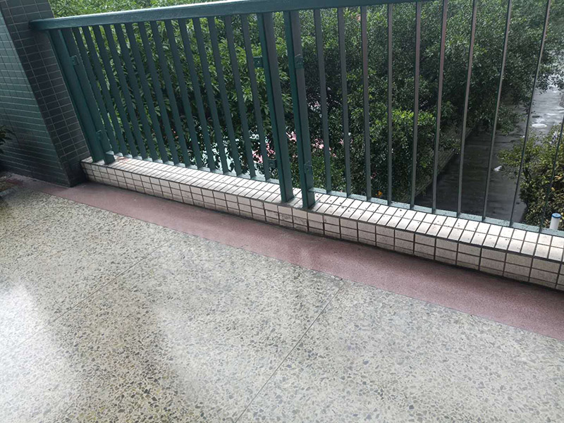 欄桿地磚修補維修：沿瓷磚四周邊緣清除嵌縫白水泥，小心地用小鑿子把破損的瓷磚清理干凈。又不想將四周瓷磚都換下，則可用裁玻璃的刀刻畫瓷磚的中間，將中間那部分瓷磚先鑿下來，然后用較鋒利的鋼鑿慢慢地將四周邊緣的碎瓷塊修理干凈。 2、瓷磚剝落后，底部的水泥砂漿將用鋼鑿子鑿開，而力不能太重，否則其他完好的瓦片就會破碎。除塵后，將水應用于濕表面。 3、瓷磚瓷磚應先浸濕，在瓷磚背面吹一層107膠泥后，，然后用力按壓，并檢查新貼的瓷磚是否與所有圓形瓷磚齊平。 4、新瓷磚的接縫應該用白色的水泥漿糊填充，并在瓷磚表面去除多余的水泥漿。