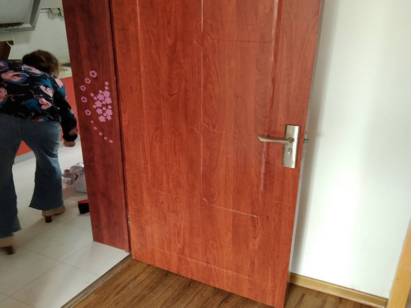 臥室木門(mén)維修:1.漆面表面劃傷用一只顏色與家具相同的普通的繪圖用蠟筆，在劃痕上劃一劃，使其與周邊漆面高度相同，再薄薄地涂上一層透明的清漆就可以了；2.油漆剝落修復(fù)，清漆家具表面小塊油漆剝落后可取同色廣告顏料涂補(bǔ)，再用清漆涂在表面，即完好如初3.裂縫填補(bǔ)用油灰和顏料拌勻后嵌入堵平，但要注意顏料要和原油灰的顏料、原油漆色彩一致，以防留下疤跡