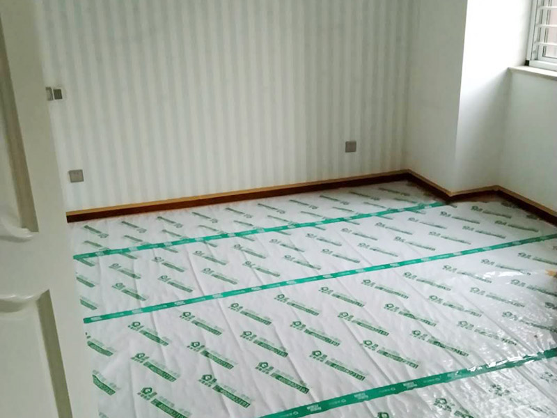 入戶門扇用公司統(tǒng)一的門貼進(jìn)行全面包裹保護(hù)，用透明膠帶將保護(hù)膜粘貼牢固平整。 2、用標(biāo)準(zhǔn)保護(hù)膜將門框三面保護(hù)完整并固定牢固。 3、工程完工后拆除保護(hù)膜時(shí)如果有粘貼時(shí)的膠痕，應(yīng)用酒精或?qū)Ｓ玫那逦蹌┣宄z痕。