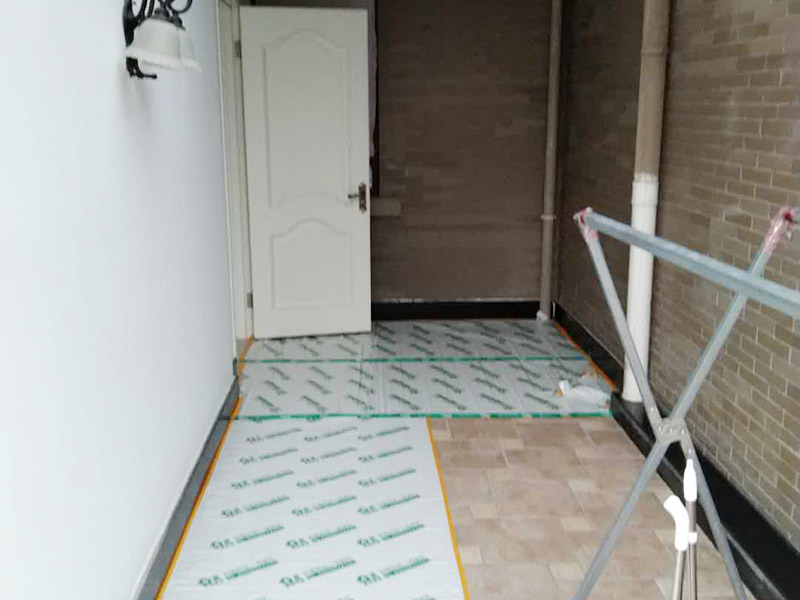 入戶門扇用公司統(tǒng)一的門貼進(jìn)行全面包裹保護(hù)，用透明膠帶將保護(hù)膜粘貼牢固平整。 2、用標(biāo)準(zhǔn)保護(hù)膜將門框三面保護(hù)完整并固定牢固。 3、工程完工后拆除保護(hù)膜時(shí)如果有粘貼時(shí)的膠痕，應(yīng)用酒精或?qū)Ｓ玫那逦蹌┣宄z痕。