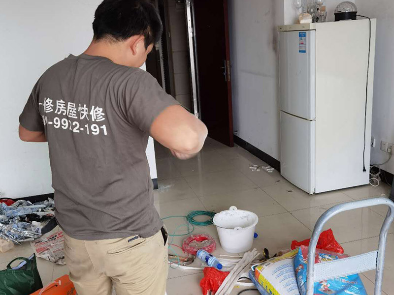 墻面打孔維修:1、 墻體打孔時(shí)要留心來(lái)回抽插，不要為了圖速度，留神干粉卡鉆。 2、墻體打孔時(shí)鉆頭一定要穩(wěn)，不要左搖右搖，因?yàn)槟銚u的一起，相當(dāng)于加大鉆頭的摩擦力。 3、不要想一炮終究，下壓時(shí)留心力度，難打時(shí)或下降緩慢時(shí)，一定要拔出鉆頭，調(diào)查是不是有磚頭芯斷在鉆頭內(nèi)。 4、沒(méi)有水管或水源時(shí)，最佳不要用把水加在鉆頭里再打這種方法鉆洞，因?yàn)橹恍枭倭康乃脑挘畷?huì)把粉末粘住，構(gòu)成稀泥。增加鉆頭的摩擦力，這時(shí)比干打或水打都艱難。 5、需要注意的是，在進(jìn)行打孔施工之前要找專業(yè)的打孔公司或人員，不夠?qū)I(yè)的技術(shù)人不僅可能對(duì)墻體造成損傷，有可能還會(huì)發(fā)生意外事故，對(duì)業(yè)主的利益造成威脅。而在鉆孔工費(fèi)計(jì)算的時(shí)候，也要與施工方溝通好各個(gè)細(xì)節(jié)，加強(qiáng)監(jiān)督以免遭成追悔莫及的情況。