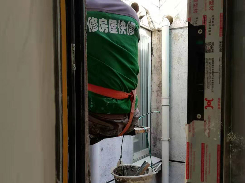 外墻刷防水維修：窗框與墻體接縫防水密封，先后采用泡沫填縫劑和密封材料進(jìn)行施工。泡沫填縫劑為單組份聚氨酯發(fā)泡填縫材料。密封材料為單組份密封填充防水密封膠。外墻面洞和較大裂縫防水密封前用噴水槍等工具將待治理的外墻面、伸縮縫、窗框等部位清理干凈，使施工的外墻面及縫、孔、洞部位達(dá)到無(wú)油、無(wú)塵土、無(wú)水泥松散顆粒等雜物。待其干燥后，將孔、洞、縫用防水密封材料嵌填密實(shí)，并達(dá)到與原顏色一致，再用快速堵漏靈和透明防水膠膜進(jìn)行精心施工。
