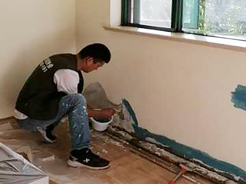 墻面局部防水修補(bǔ)：基面處理是基礎(chǔ)，基面處理是防水施工的關(guān)鍵，施工前須清理基面，以確保其堅(jiān)固、平整、干凈，無灰塵、油膩、蠟、脫模劑等以及其它碎屑物質(zhì)，如有孔隙、裂縫等缺陷的，須預(yù)先用水泥砂漿修補(bǔ)抹平，陰陽角處應(yīng)抹成圓弧形。保持基面濕潤當(dāng)無明水。 涂刷方法要注意，涂刷時力度均勻，注意不要漏刷；前后兩遍涂刷時保持垂直相交的角度，以充分覆蓋到位；單次涂刷不宜過厚，特別是管口和轉(zhuǎn)角處，不能超過1mm，防止干固后產(chǎn)生裂縫。