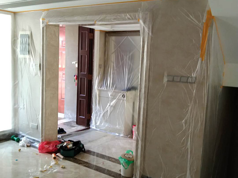 全屋成品保護(hù)措施：各種裝修物料的進(jìn)場以及各種建筑裝修垃圾的清理，都會(huì)經(jīng)過入戶門，這些物品在搬運(yùn)的過程中，難免會(huì)和入戶門發(fā)生磕碰，造成入戶門的磕碰劃傷，所以，第一個(gè)需要做好成品保護(hù)的地方就是入戶門。在裝修開工前直到家具進(jìn)場期間，都需要對(duì)入戶門進(jìn)行保護(hù)！可以使用成品保護(hù)膜將門包裹。 在進(jìn)行木門、櫥柜、家具等的相關(guān)的安裝或組裝的過程中，成品保護(hù)主要體現(xiàn)在兩個(gè)方面：一是原有的墻面、地面裝飾的保護(hù)，盡量避免因?yàn)檫@些安裝工程對(duì)已裝的部分造成破壞；二是安裝的物品本身的保護(hù)，注意不要在安裝過程中造成磕碰、劃傷等損傷。