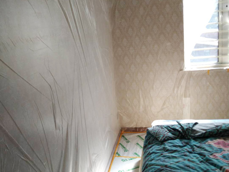 全屋成品保護(hù)措施：各種裝修物料的進(jìn)場以及各種建筑裝修垃圾的清理，都會(huì)經(jīng)過入戶門，這些物品在搬運(yùn)的過程中，難免會(huì)和入戶門發(fā)生磕碰，造成入戶門的磕碰劃傷，所以，第一個(gè)需要做好成品保護(hù)的地方就是入戶門。在裝修開工前直到家具進(jìn)場期間，都需要對(duì)入戶門進(jìn)行保護(hù)！可以使用成品保護(hù)膜將門包裹。 在進(jìn)行木門、櫥柜、家具等的相關(guān)的安裝或組裝的過程中，成品保護(hù)主要體現(xiàn)在兩個(gè)方面：一是原有的墻面、地面裝飾的保護(hù)，盡量避免因?yàn)檫@些安裝工程對(duì)已裝的部分造成破壞；二是安裝的物品本身的保護(hù)，注意不要在安裝過程中造成磕碰、劃傷等損傷。