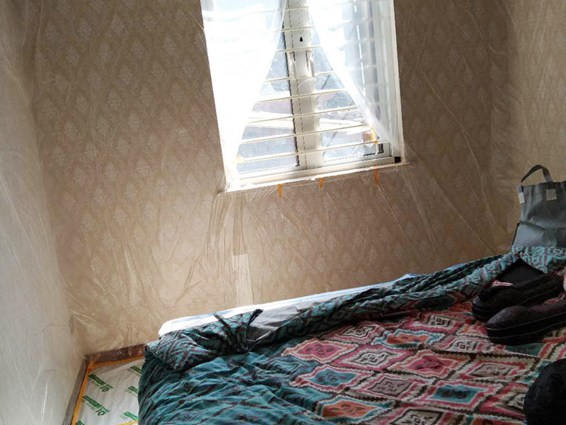 全屋成品保護(hù)措施：各種裝修物料的進(jìn)場以及各種建筑裝修垃圾的清理，都會(huì)經(jīng)過入戶門，這些物品在搬運(yùn)的過程中，難免會(huì)和入戶門發(fā)生磕碰，造成入戶門的磕碰劃傷，所以，第一個(gè)需要做好成品保護(hù)的地方就是入戶門。在裝修開工前直到家具進(jìn)場期間，都需要對(duì)入戶門進(jìn)行保護(hù)！可以使用成品保護(hù)膜將門包裹。 在進(jìn)行木門、櫥柜、家具等的相關(guān)的安裝或組裝的過程中，成品保護(hù)主要體現(xiàn)在兩個(gè)方面：一是原有的墻面、地面裝飾的保護(hù)，盡量避免因?yàn)檫@些安裝工程對(duì)已裝的部分造成破壞；二是安裝的物品本身的保護(hù)，注意不要在安裝過程中造成磕碰、劃傷等損傷。