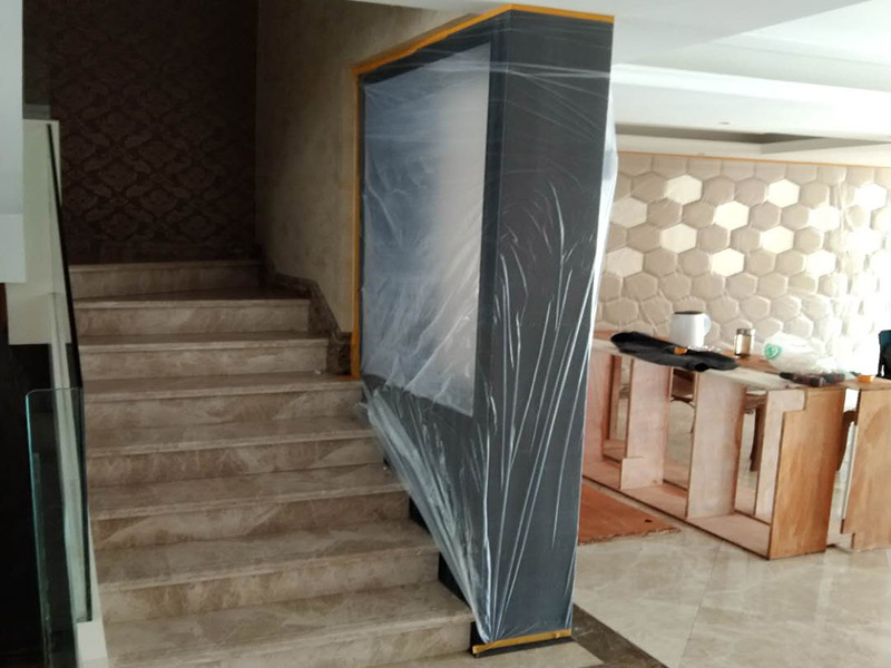 全屋成品保護(hù)措施：各種裝修物料的進(jìn)場以及各種建筑裝修垃圾的清理，都會(huì)經(jīng)過入戶門，這些物品在搬運(yùn)的過程中，難免會(huì)和入戶門發(fā)生磕碰，造成入戶門的磕碰劃傷，所以，第一個(gè)需要做好成品保護(hù)的地方就是入戶門。在裝修開工前直到家具進(jìn)場期間，都需要對(duì)入戶門進(jìn)行保護(hù)！可以使用成品保護(hù)膜將門包裹。 在進(jìn)行木門、櫥柜、家具等的相關(guān)的安裝或組裝的過程中，成品保護(hù)主要體現(xiàn)在兩個(gè)方面：一是原有的墻面、地面裝飾的保護(hù)，盡量避免因?yàn)檫@些安裝工程對(duì)已裝的部分造成破壞；二是安裝的物品本身的保護(hù)，注意不要在安裝過程中造成磕碰、劃傷等損傷。