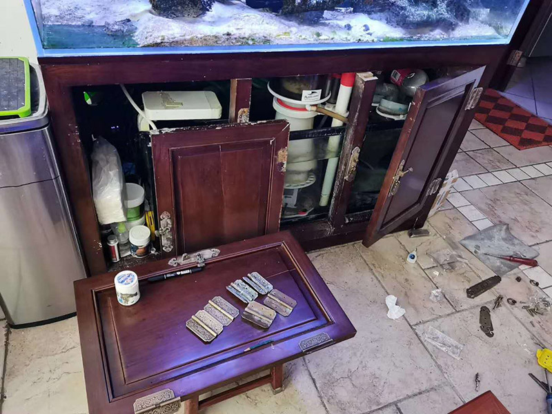 家具五金翻新安裝:1、取一個邊框和下封，用固定螺絲固定； 2、把du固定好的邊框放置地上，然后把移門板排列在邊框上面； 3、取另外一根邊框卡入排列好的移門板上，用螺絲固定下封和邊框； 4、卡入上封，用螺絲固定，同時固定好上滑輪； 5、上下螺絲都固定好后，用牽引螺絲把下滑輪固定在下封內(nèi)，完成安裝；