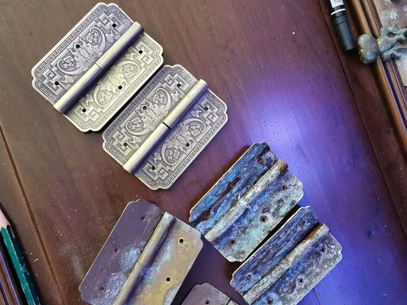 家具五金翻新安裝:1、取一個邊框和下封，用固定螺絲固定； 2、把du固定好的邊框放置地上，然后把移門板排列在邊框上面； 3、取另外一根邊框卡入排列好的移門板上，用螺絲固定下封和邊框； 4、卡入上封，用螺絲固定，同時固定好上滑輪； 5、上下螺絲都固定好后，用牽引螺絲把下滑輪固定在下封內(nèi)，完成安裝；