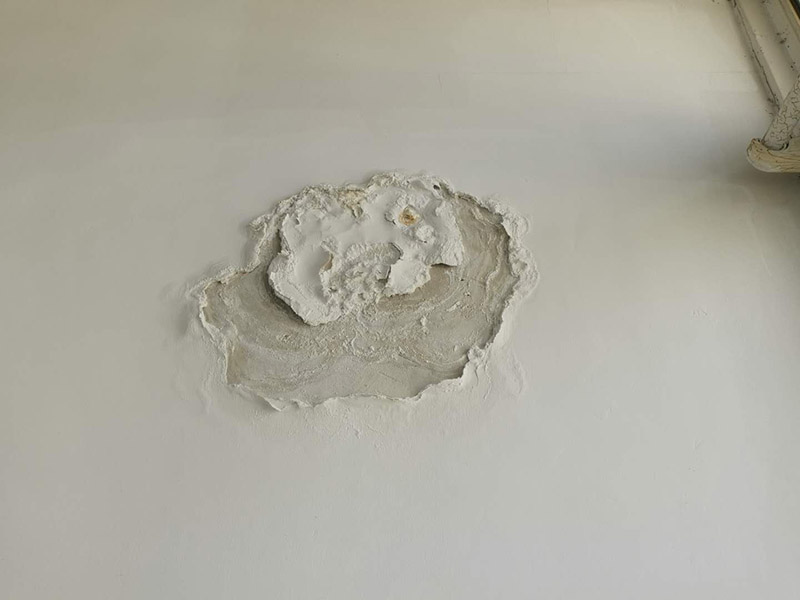 墻面空鼓起皮維修：起因可能是：1、抹灰前基層清理不干凈，不同材料的bai墻面連接未按照規(guī)范規(guī)定設(shè)置鋼絲網(wǎng);墻面澆水不透;外墻 粉刷墻面沒有分格或分格過大。 2、原材料質(zhì)量不符合要求(沙粒過細，含泥量大，水泥安定性不合要求);砂漿未攪拌均勻。 3、幾層凹凸偏差較大，一次抹灰過厚，沒有分層抹灰或各抹灰時間間隔太近;抹灰總厚度大于35mm時未采取加強措施。 4、各層抹灰層配合比相差過大，強度等級較高的水泥砂漿粉刷在強度等級較低的面層或?qū)嵒萆皾{面層上。 5、氣溫過高時，砂漿失水過快;抹灰后未適當澆水養(yǎng)護。