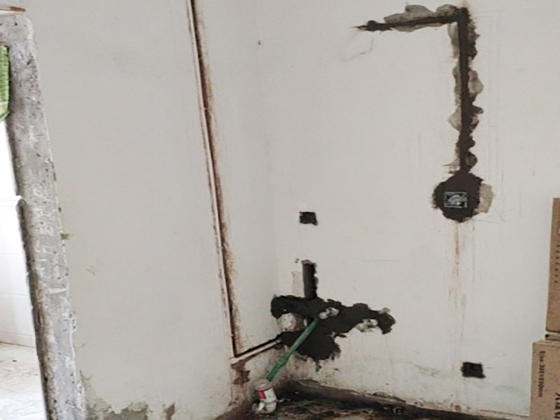 電路改造是重要的隱蔽工程之一，在施工中，電路改造的工序比較復(fù)雜，很容易會(huì)出現(xiàn)一些安全隱患，因此電路改造施工過(guò)程必須嚴(yán)格按規(guī)范進(jìn)行。很多朋友在裝修的時(shí)候沒(méi)有考慮到入住后的實(shí)際需要，往往對(duì)電線插座的安裝掉以輕心。到了入住就后悔莫及。因此，裝修時(shí)考慮清楚，以免讓電線插座給入住留下裝修遺憾。